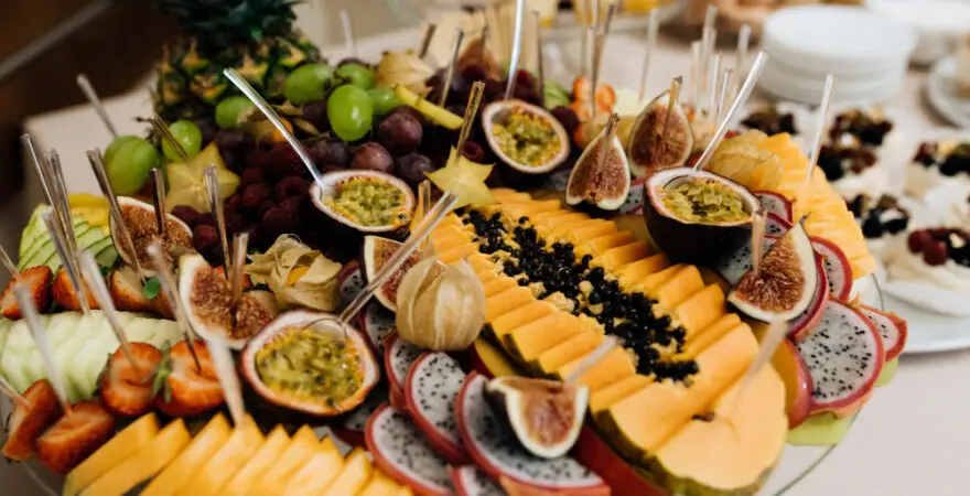 Desayuno Vegano para empresas, desayuno a medida, frutas tropicales en perro verde