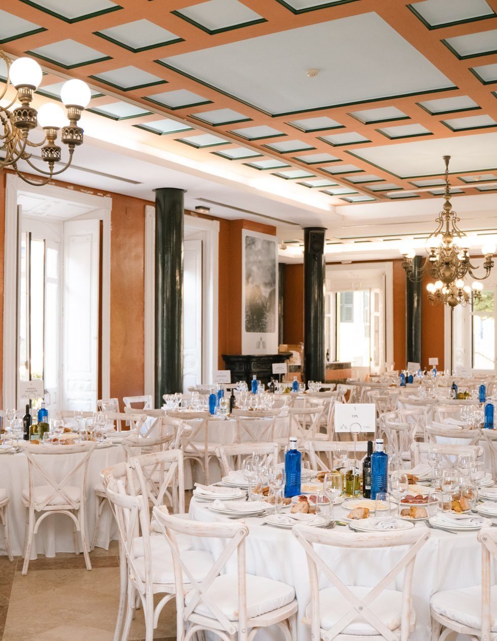 Sala institucional montada para un evento corporativo de El Perro Verde